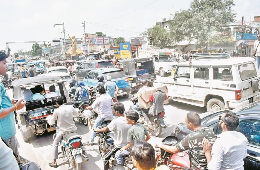 स्मार्ट सिटी में गड्ढों और जाम का जाल, रीवा रोड पर एक किलोमीटर में लगता घंटों समय स्मार्ट सिटी में गड्ढों और जाम का जाल, रीवा रोड पर एक किलोमीटर में लगता घंटों समय