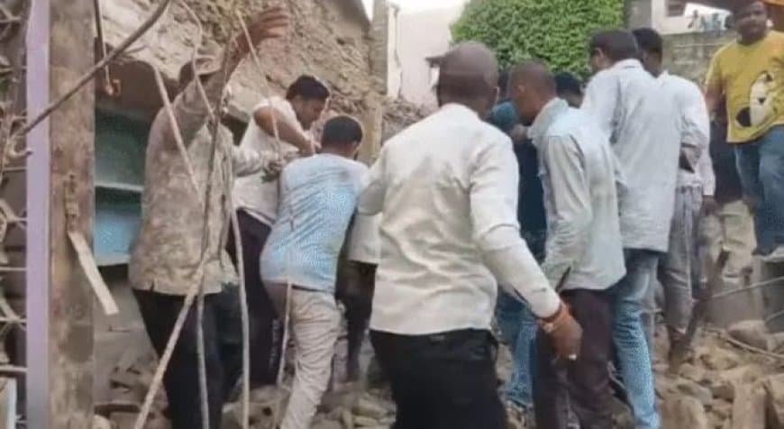 इंदौर में बड़ा हादसा : सांवेर में जर्जर मकान की दीवार गिरने से तीन मजदूरों की मौत, दो घायल इंदौर में बड़ा हादसा : सांवेर में जर्जर मकान की दीवार गिरने से तीन मजदूरों की मौत, दो घायल