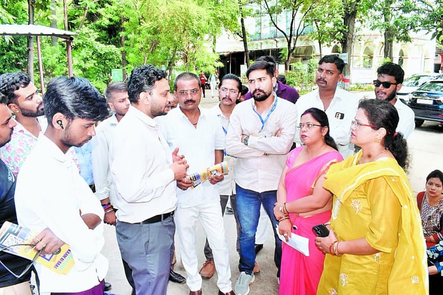 कन्या कॉलेज में अतिथि विद्वानों और चतुर्थ श्रेणी कर्मचारियों का धरना दूसरे दिन भी जारी कन्या कॉलेज में अतिथि विद्वानों और चतुर्थ श्रेणी कर्मचारियों का धरना दूसरे दिन भी जारी