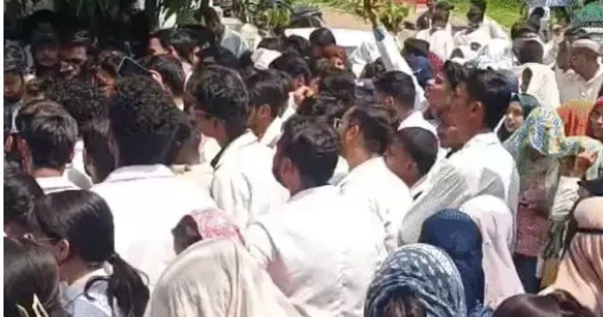 MP News: एमबीबीएस के बाद आयुष इंटर्न डॉक्टरों ने बढ़ाया पारा, भोपाल कलेक्ट्रेट का घेराव कर स्टाइपेंड बढ़ाने की मांग MP News: एमबीबीएस के बाद आयुष इंटर्न डॉक्टरों ने बढ़ाया पारा, भोपाल कलेक्ट्रेट का घेराव कर स्टाइपेंड बढ़ाने की मांग