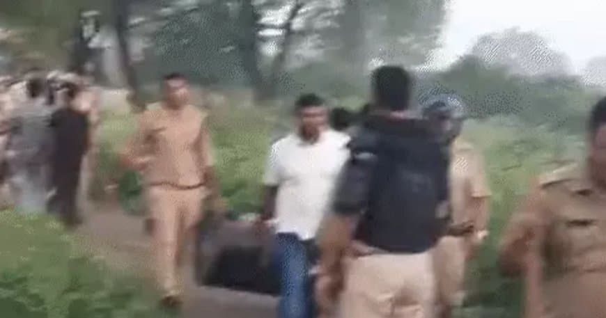 भोपाल के तरावली गांव में पुलिस और आबकारी की बड़ी रेड, 12 भट्ठियां और 15 हजार किलो लाहन नष्ट भोपाल के तरावली गांव में पुलिस और आबकारी की बड़ी रेड, 12 भट्ठियां और 15 हजार किलो लाहन नष्ट