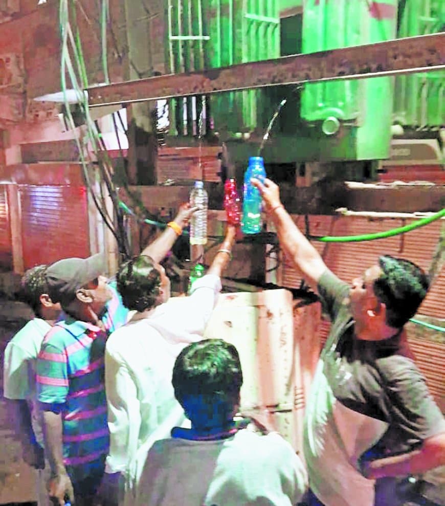 भैंसाखाना चौक में मसाला लदा पिकअप ट्रांसफार्मर से टकराया, बिजली आपूर्ति बाधित, ढाई लाख की क्षति भैंसाखाना चौक में मसाला लदा पिकअप ट्रांसफार्मर से टकराया, बिजली आपूर्ति बाधित, ढाई लाख की क्षति