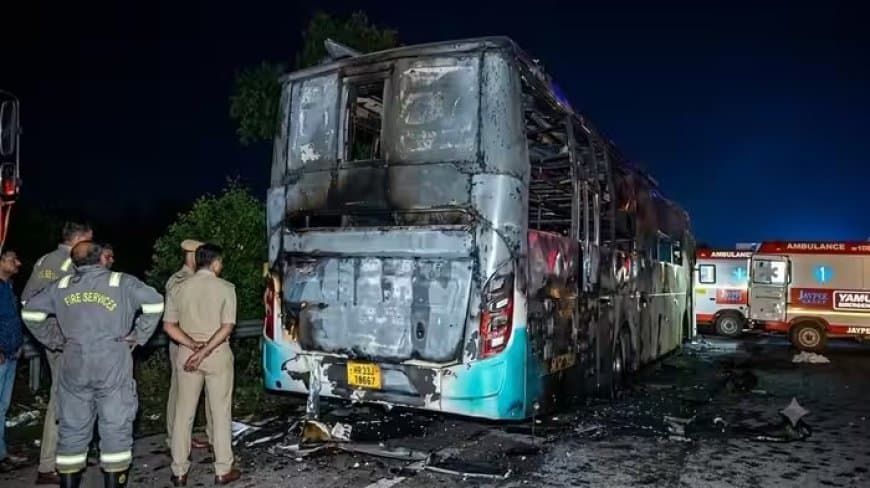 नोएडा: यमुना एक्सप्रेसवे पर हादसा, स्लीपर बस में लगी आग... पलभर में नौ यात्रियों की जिंदगी खाक...कई झुलसे नोएडा: यमुना एक्सप्रेसवे पर हादसा, स्लीपर बस में लगी आग... पलभर में नौ यात्रियों की जिंदगी खाक...कई झुलसे