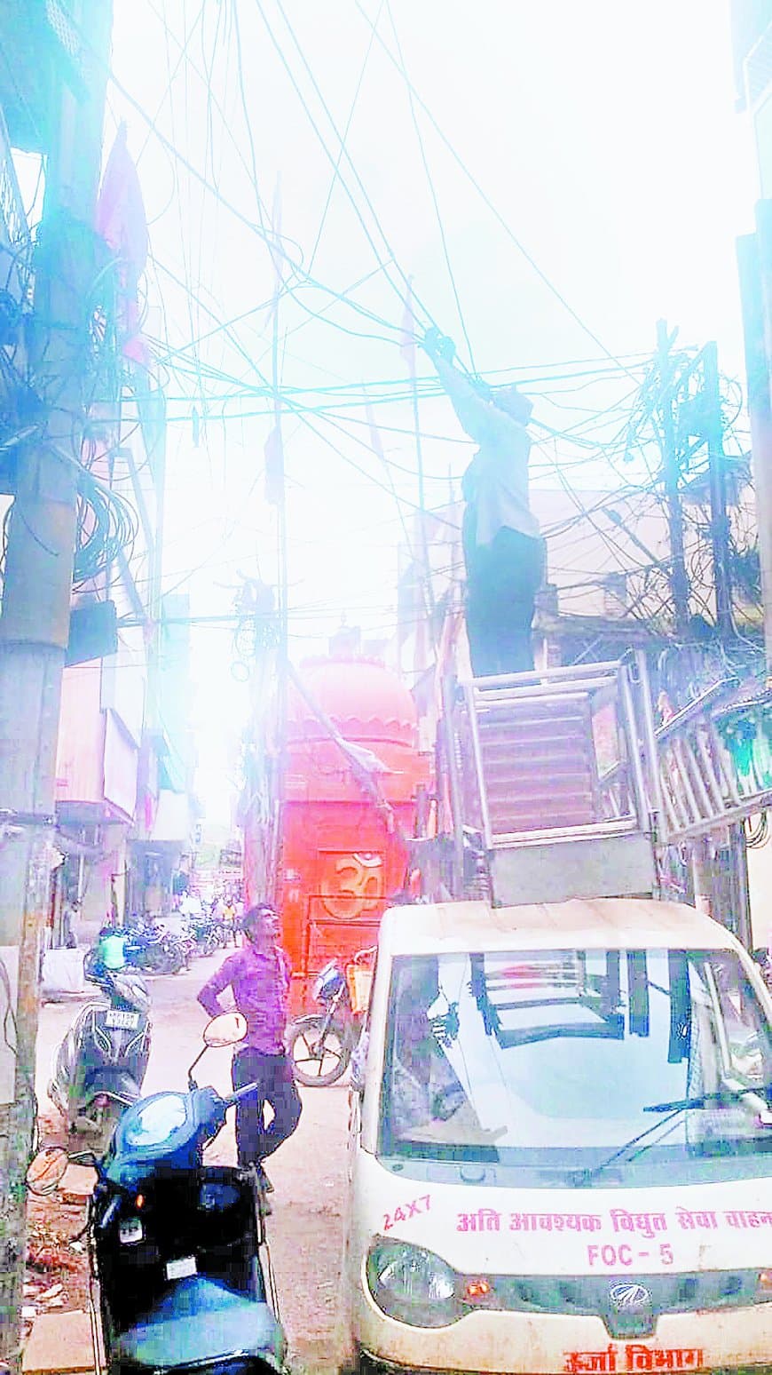 दशहरा से पहले शहर की बिजली व्यवस्था दुरुस्त, झुके तार कसने और लाइन लॉस जांचने अभियान दशहरा से पहले शहर की बिजली व्यवस्था दुरुस्त, झुके तार कसने और लाइन लॉस जांचने अभियान