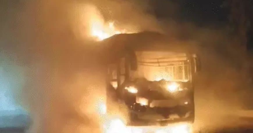 नोएडा यमुना एक्सप्रेस-वे बस हादसा: चलती AC बस में आग लगने से 9 यात्रियों की मौत, महोबा जा रही थी गाड़ी नोएडा यमुना एक्सप्रेस-वे बस हादसा: चलती AC बस में आग लगने से 9 यात्रियों की मौत, महोबा जा रही थी गाड़ी