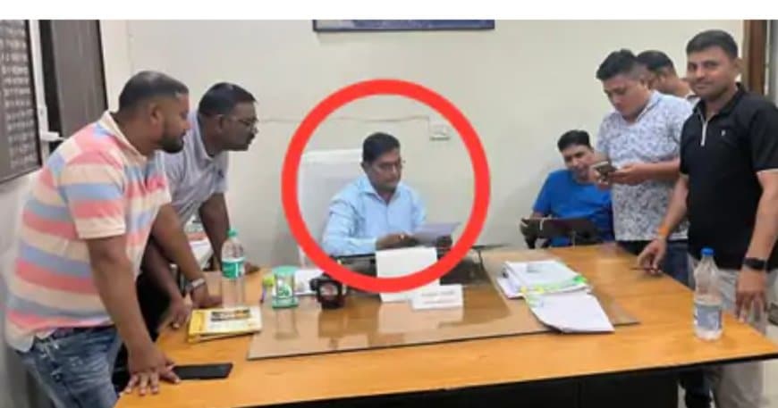 मंडला नगर पालिका CMO गजानन नाफड़े 2 लाख की रिश्वत लेते रंगे हाथ गिरफ्तार, लोकायुक्त की बड़ी कार्रवाई मंडला नगर पालिका CMO गजानन नाफड़े 2 लाख की रिश्वत लेते रंगे हाथ गिरफ्तार, लोकायुक्त की बड़ी कार्रवाई
