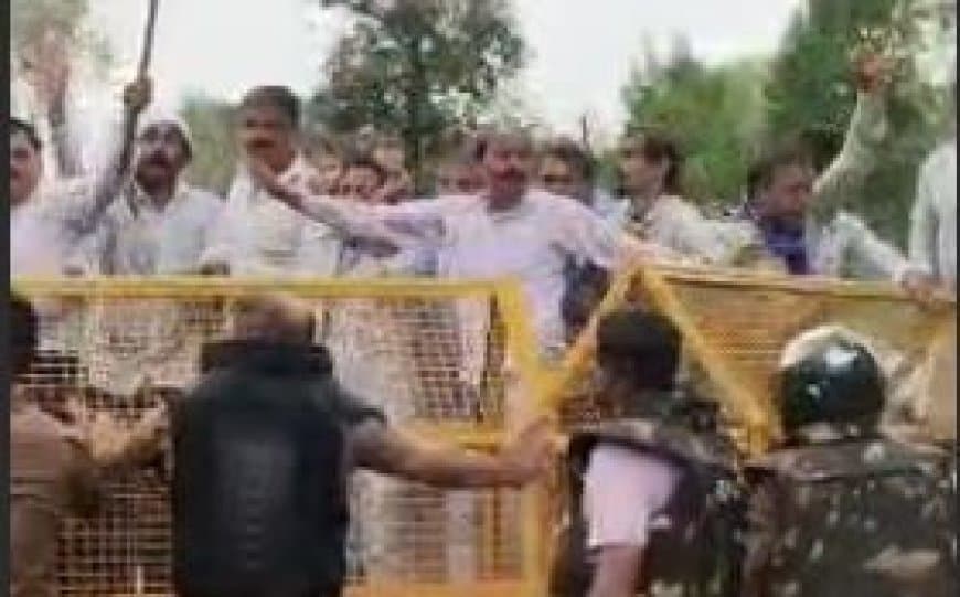 कांग्रेस का उग्र प्रदर्शन: EC के इस्तीफे की मांग को लेकर बवाल, पुतला दहन और वाटर कैनन का इस्तेमाल कांग्रेस का उग्र प्रदर्शन: EC के इस्तीफे की मांग को लेकर बवाल, पुतला दहन और वाटर कैनन का इस्तेमाल