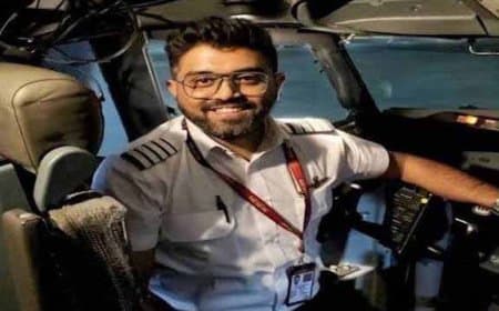 मुंबई के लड़के पर गर्व: 174 यात्रियों की जान बचाने वाले पायलट स्मित मछार के लिए उठी अशोक चक्र की मांग मुंबई के लड़के पर गर्व: 174 यात्रियों की जान बचाने वाले पायलट स्मित मछार के लिए उठी अशोक चक्र की मांग