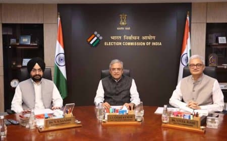 एसआईआर विवाद के बीच बड़ा फैसला, 20 राज्यों में छूटे वोटरों को जोड़ने के लिए चलेगा विशेष अभियान एसआईआर विवाद के बीच बड़ा फैसला, 20 राज्यों में छूटे वोटरों को जोड़ने के लिए चलेगा विशेष अभियान