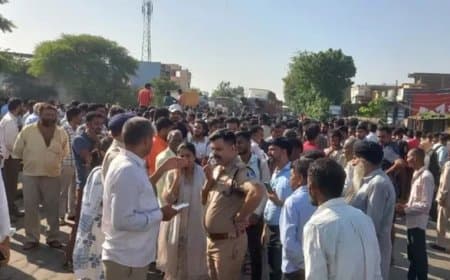 मध्य प्रदेश: धार में ट्राले की टक्कर से बाइक सवार तीन की मौत, ग्रामीणों ने महू-नीमच फोरलेन पर किया चक्काजाम मध्य प्रदेश: धार में ट्राले की टक्कर से बाइक सवार तीन की मौत, ग्रामीणों ने महू-नीमच फोरलेन पर किया चक्काजाम
