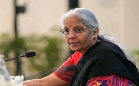 भारत: यूरिया की हर बोरी पर किसानों को केंद्र सरकार दे रही 2,700 रुपए की सब्सिडी... केंद्रीय वित्त मंत्री का दावा भारत: यूरिया की हर बोरी पर किसानों को केंद्र सरकार दे रही 2,700 रुपए की सब्सिडी... केंद्रीय वित्त मंत्री का दावा