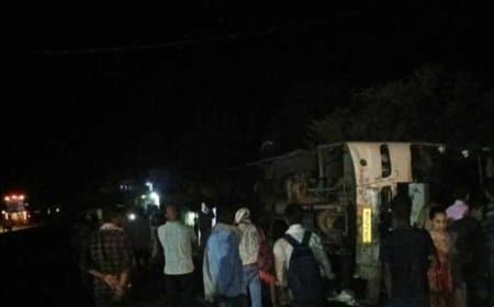 भीषण सड़क हादसा: भोपाल से बालाघाट जा रही बस सिवनी में पलटी... एक यात्री की मौत, कई लहूलुहान