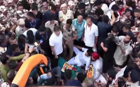प्रियंका गांधी ने जंतर-मंतर पर सड़क पर लेटकर किया धरना, INDIA गठबंधन का संसद से सड़क तक हंगामा प्रियंका गांधी ने जंतर-मंतर पर सड़क पर लेटकर किया धरना, INDIA गठबंधन का संसद से सड़क तक हंगामा