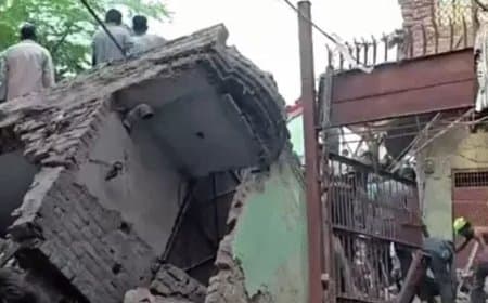 दिल्ली के न्यू सीमापुरी में दर्दनाक हादसा: चार मंजिला इमारत ढहने से 5 लोगों की मौत, मलबे में तलाश जारी दिल्ली के न्यू सीमापुरी में दर्दनाक हादसा: चार मंजिला इमारत ढहने से 5 लोगों की मौत, मलबे में तलाश जारी