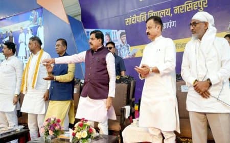 नरसिंहपुर में सांदीपनि विद्यालय का किया लोकार्पण, युवाओं और शिक्षा के लिए बड़ी घोषणाएं नरसिंहपुर में सांदीपनि विद्यालय का किया लोकार्पण, युवाओं और शिक्षा के लिए बड़ी घोषणाएं