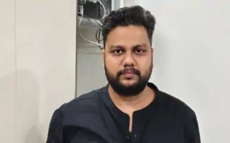 नशीले कफ सिरप मामला: 20 हजार का इनामी फरार आरोपी अभिषेक निगम देहरादून से गिरफ्तार, एसटीएफ लाई भोपाल नशीले कफ सिरप मामला: 20 हजार का इनामी फरार आरोपी अभिषेक निगम देहरादून से गिरफ्तार, एसटीएफ लाई भोपाल