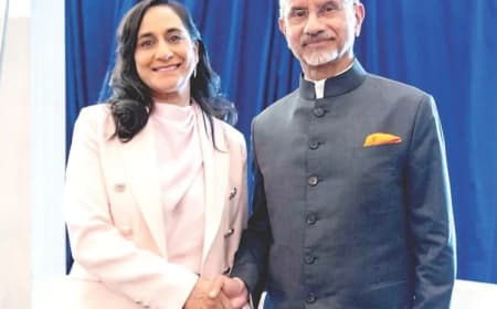 एस जयशंकर और अनीता आनंद की मुलाकात: पीएम मोदी की दिसंबर में होने वाली कनाडा यात्रा से मजबूत होंगे रिश्ते एस जयशंकर और अनीता आनंद की मुलाकात: पीएम मोदी की दिसंबर में होने वाली कनाडा यात्रा से मजबूत होंगे रिश्ते