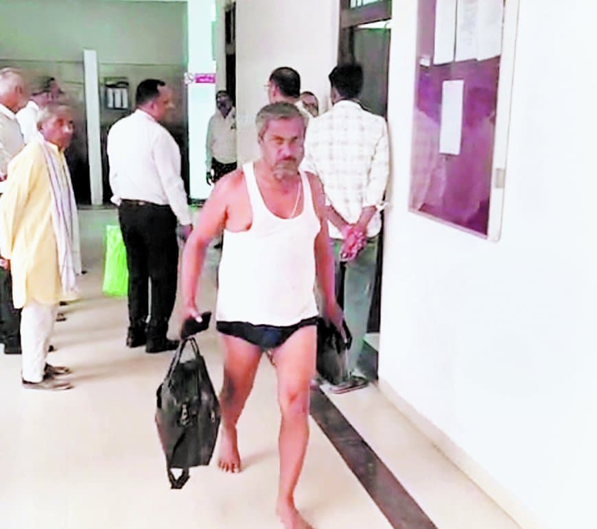 एसडीएम कार्यालय में पांच साल से लंबित पट्टा फाइल पर भड़के अधिवक्ता, अर्धनग्न होकर धरने पर बैठे एसडीएम कार्यालय में पांच साल से लंबित पट्टा फाइल पर भड़के अधिवक्ता, अर्धनग्न होकर धरने पर बैठे