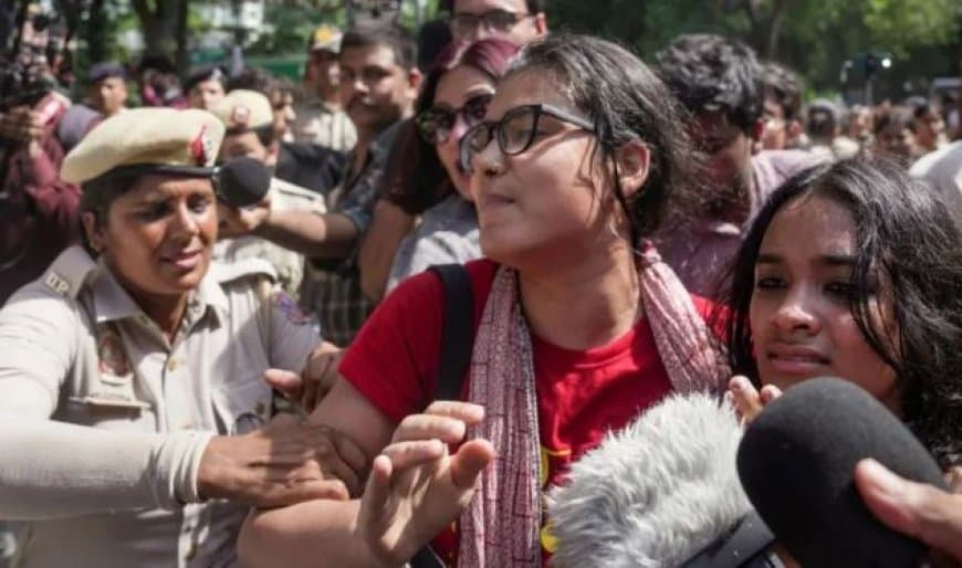 दिल्ली में बड़ा राजनीतिक हंगामा: जंतर-मंतर पर प्रदर्शन के दौरान आतिशी, योगेंद्र यादव समेत 500 लोग हिरासत में दिल्ली में बड़ा राजनीतिक हंगामा: जंतर-मंतर पर प्रदर्शन के दौरान आतिशी, योगेंद्र यादव समेत 500 लोग हिरासत में