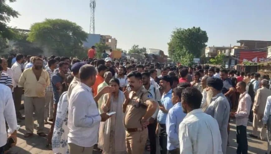 मध्य प्रदेश: धार में ट्राले की टक्कर से बाइक सवार तीन की मौत, ग्रामीणों ने महू-नीमच फोरलेन पर किया चक्काजाम मध्य प्रदेश: धार में ट्राले की टक्कर से बाइक सवार तीन की मौत, ग्रामीणों ने महू-नीमच फोरलेन पर किया चक्काजाम