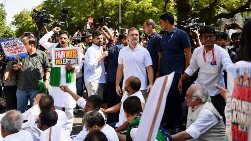 LIVE: राहुल-प्रियंका आकाशवाणी भवन में धरने पर बैठे, दिल्ली पुलिस ने कई सांसदों को किया डिटेन LIVE: राहुल-प्रियंका आकाशवाणी भवन में धरने पर बैठे, दिल्ली पुलिस ने कई सांसदों को किया डिटेन