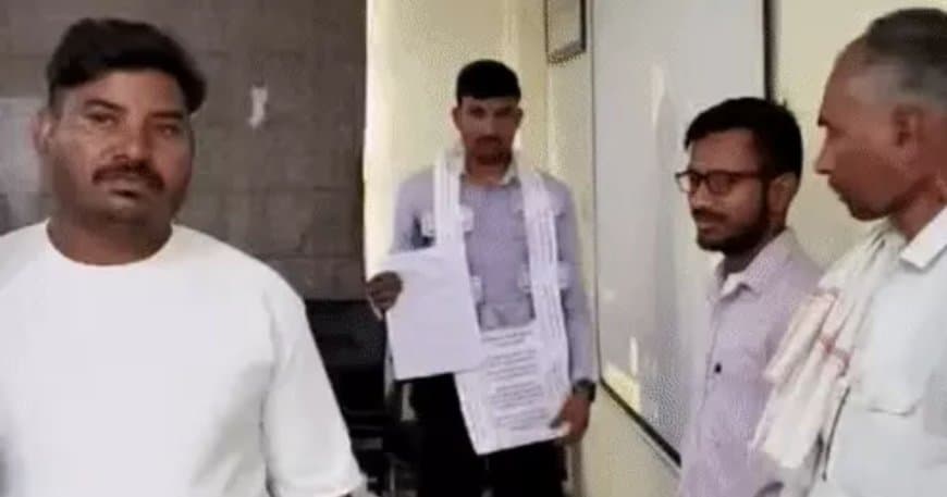 ग्वालियर जनसुनवाई: बीपीएल राशन कार्ड के लिए रिश्वत मांगने पर नोटों की माला पहनकर पहुंचा युवक, मचा हड़कंप ग्वालियर जनसुनवाई: बीपीएल राशन कार्ड के लिए रिश्वत मांगने पर नोटों की माला पहनकर पहुंचा युवक, मचा हड़कंप