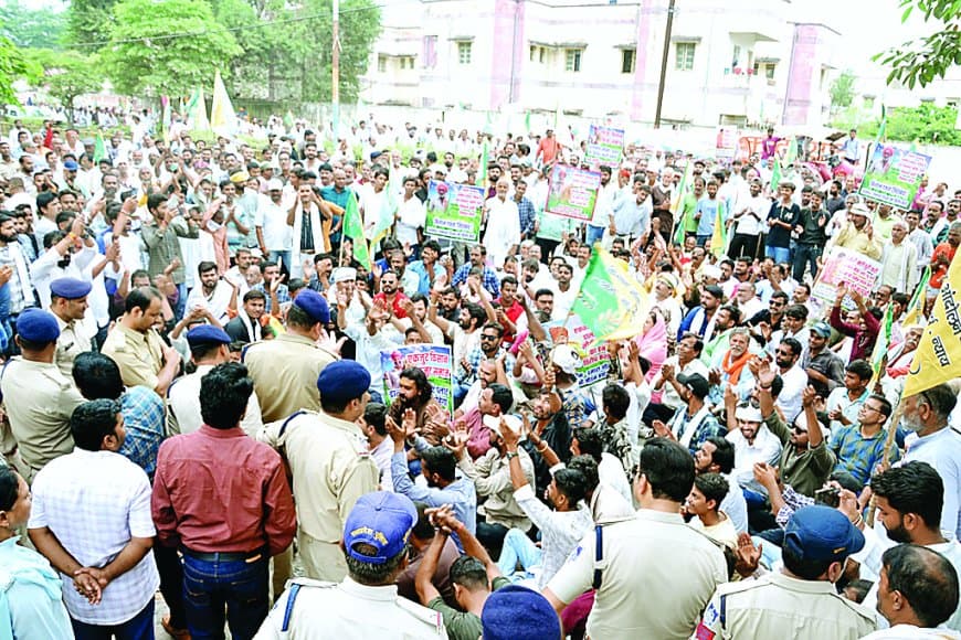 डालमिया के लिए जमीन प्रक्रिया पर भड़के रैगांव के किसान, 500 ट्रैक्टरों से कलेक्ट्रेट घेरा डालमिया के लिए जमीन प्रक्रिया पर भड़के रैगांव के किसान, 500 ट्रैक्टरों से कलेक्ट्रेट घेरा