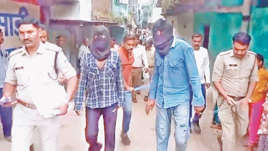 गोलीकांड के आरोपियों पर पुलिस का शिकंजा, हिस्ट्रीशीटर भाइयों को जबलपुर से दबोचकर सतना लाई गोलीकांड के आरोपियों पर पुलिस का शिकंजा, हिस्ट्रीशीटर भाइयों को जबलपुर से दबोचकर सतना लाई