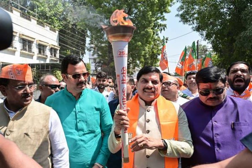मोदी के सार्वजनिक जीवन के 25 वर्ष : सीएम यादव ने कहा- सेवा, सुशासन और गरीब कल्याण की अनवरत यात्रा मोदी के सार्वजनिक जीवन के 25 वर्ष : सीएम यादव ने कहा- सेवा, सुशासन और गरीब कल्याण की अनवरत यात्रा