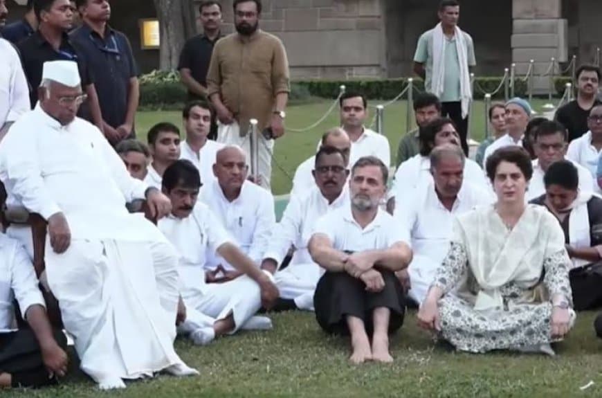 INDIA Block Protest: चुनाव आयोग के खिलाफ विपक्ष का प्रदर्शन जारी, ममता बनर्जी शुक्रवार को हो सकती हैं शामिल INDIA Block Protest: चुनाव आयोग के खिलाफ विपक्ष का प्रदर्शन जारी, ममता बनर्जी शुक्रवार को हो सकती हैं शामिल