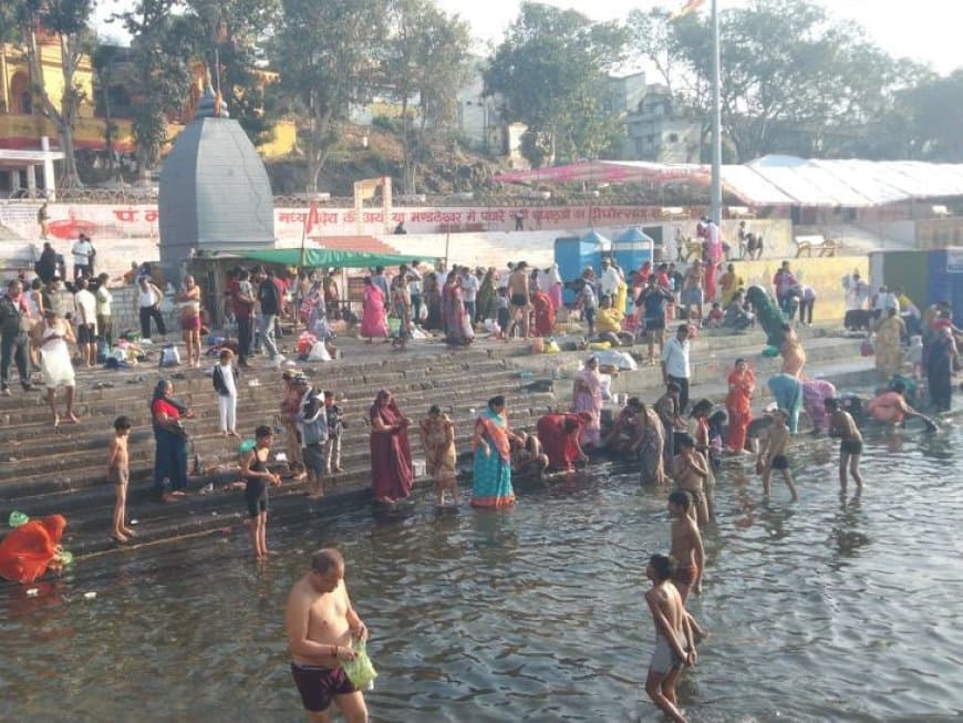 मध्यप्रदेश: पितृ मोक्ष अमावस्या पर ओंकारेश्वर में उमड़ा आस्था का सैलाब, श्रद्धालुओं ने लगाई डुबकी मध्यप्रदेश: पितृ मोक्ष अमावस्या पर ओंकारेश्वर में उमड़ा आस्था का सैलाब, श्रद्धालुओं ने लगाई डुबकी