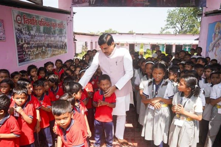मोहन का मंडला दौरा: हेलीपैड जाते समय अचानक रोका काफिला, बच्चों से की बातचीत मोहन का मंडला दौरा: हेलीपैड जाते समय अचानक रोका काफिला, बच्चों से की बातचीत