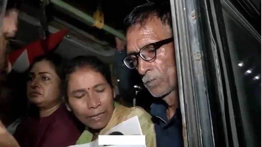 अंकिता भंडारी हत्याकांड: न्याय की मांग कर रहे माता-पिता को पुलिस ने लिया हिरासत में, गौतम की नियुक्ति पर बवाल अंकिता भंडारी हत्याकांड: न्याय की मांग कर रहे माता-पिता को पुलिस ने लिया हिरासत में, गौतम की नियुक्ति पर बवाल
