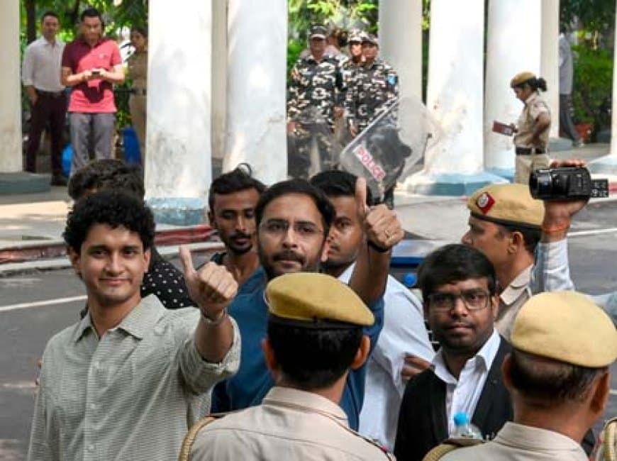दिल्ली हाईकोर्ट सख्त: सौरव-आशुतोष की जमानत याचिका पर कहा- संगठन वही, लेकिन बदल गया मकसद दिल्ली हाईकोर्ट सख्त: सौरव-आशुतोष की जमानत याचिका पर कहा- संगठन वही, लेकिन बदल गया मकसद
