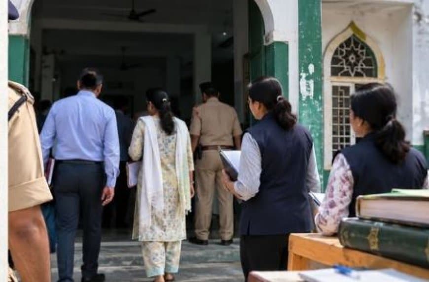 ग्वालियर के मदरसे पर प्रशासनिक छापा: 22 बच्चे रेस्क्यू, बाल आयोग ने की कार्रवाई ग्वालियर के मदरसे पर प्रशासनिक छापा: 22 बच्चे रेस्क्यू, बाल आयोग ने की कार्रवाई