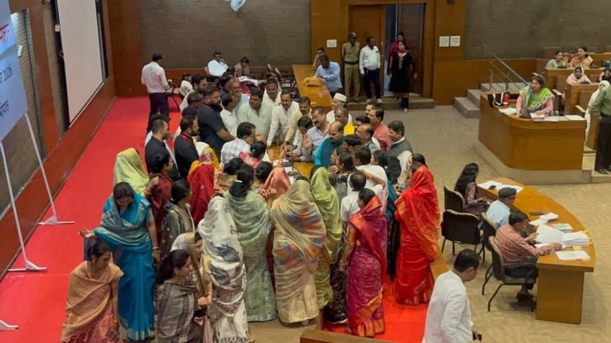 भोपाल नगर निगम परिषद की बैठक में भारी हंगामा, 'कमीशन' वाले बयान पर पक्ष-विपक्ष आमने-सामने भोपाल नगर निगम परिषद की बैठक में भारी हंगामा, 'कमीशन' वाले बयान पर पक्ष-विपक्ष आमने-सामने