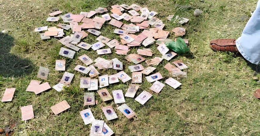 महेश्वर में नर्मदा नदी में मिले इंदौर के 343 वोटर आईडी कार्ड; कांग्रेस ने चीफ इलेक्शन कमिश्नर पर FIR की मांग की महेश्वर में नर्मदा नदी में मिले इंदौर के 343 वोटर आईडी कार्ड; कांग्रेस ने चीफ इलेक्शन कमिश्नर पर FIR की मांग की