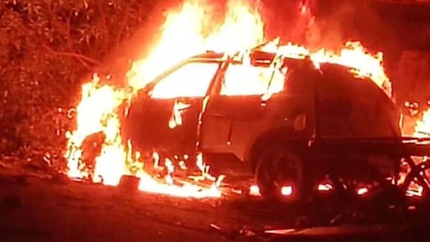 एमपी: धार में कार के टायर में लगी आग... पुल से टकराकर गिरी नीचे...जिंदा जल गए चार युवक एमपी: धार में कार के टायर में लगी आग... पुल से टकराकर गिरी नीचे...जिंदा जल गए चार युवक