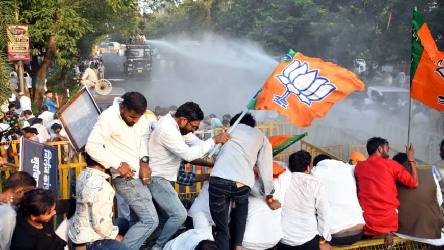 भोपाल में भाजपा-कांग्रेस कार्यकर्ता आमने-सामने: खड़गे के बयान पर बीजेपी का उग्र प्रदर्शन, पुलिस ने चलाया वाटर कैनन भोपाल में भाजपा-कांग्रेस कार्यकर्ता आमने-सामने: खड़गे के बयान पर बीजेपी का उग्र प्रदर्शन, पुलिस ने चलाया वाटर कैनन