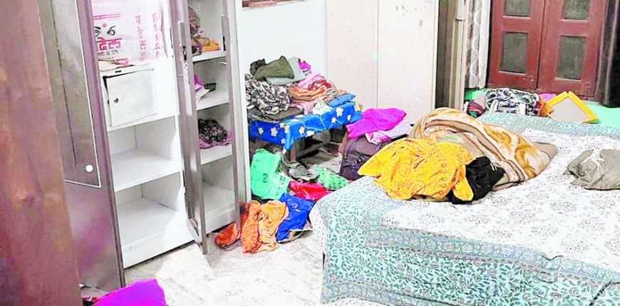 रीवा के बेलौहन टोला में दो घरों में बड़ी चोरी, 50 लाख से अधिक के जेवरात और नकदी पार रीवा के बेलौहन टोला में दो घरों में बड़ी चोरी, 50 लाख से अधिक के जेवरात और नकदी पार