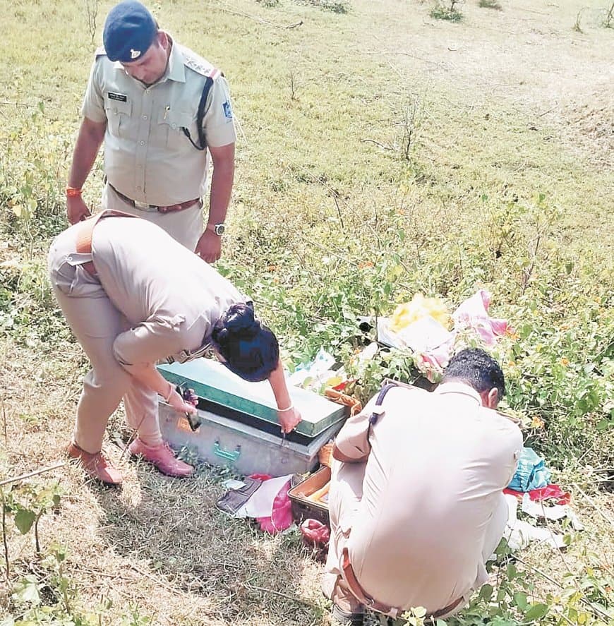 मैहर के सोनवारी हत्याकांड में नया मोड़, 16 दिन बाद खेत में मिली मृतक परिवार की पेटी मैहर के सोनवारी हत्याकांड में नया मोड़, 16 दिन बाद खेत में मिली मृतक परिवार की पेटी