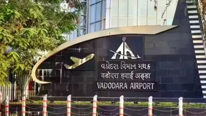 राजकोट एयरपोर्ट पर पटाखों से लगी आग: रनवे पर छाया धुआं, दिल्ली-राजकोट एअर इंडिया की फ्लाइट वडोदरा डायवर्ट राजकोट एयरपोर्ट पर पटाखों से लगी आग: रनवे पर छाया धुआं, दिल्ली-राजकोट एअर इंडिया की फ्लाइट वडोदरा डायवर्ट