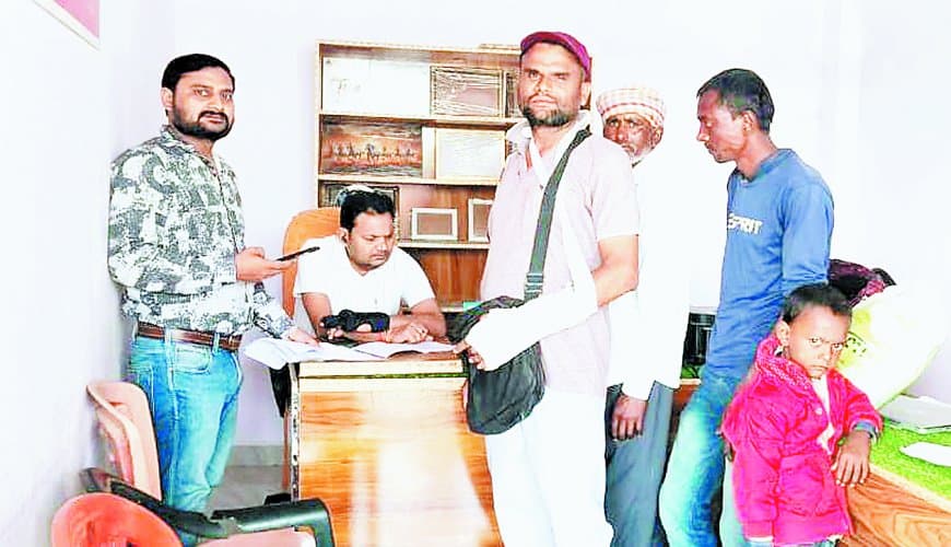 स्वामित्व योजना में रीवा प्रदेश में अव्वल, 74 फीसदी रजिस्ट्री पूरी, प्लास्टर चढ़े हाथों से भी जुटे राजस्वकर्मी स्वामित्व योजना में रीवा प्रदेश में अव्वल, 74 फीसदी रजिस्ट्री पूरी, प्लास्टर चढ़े हाथों से भी जुटे राजस्वकर्मी
