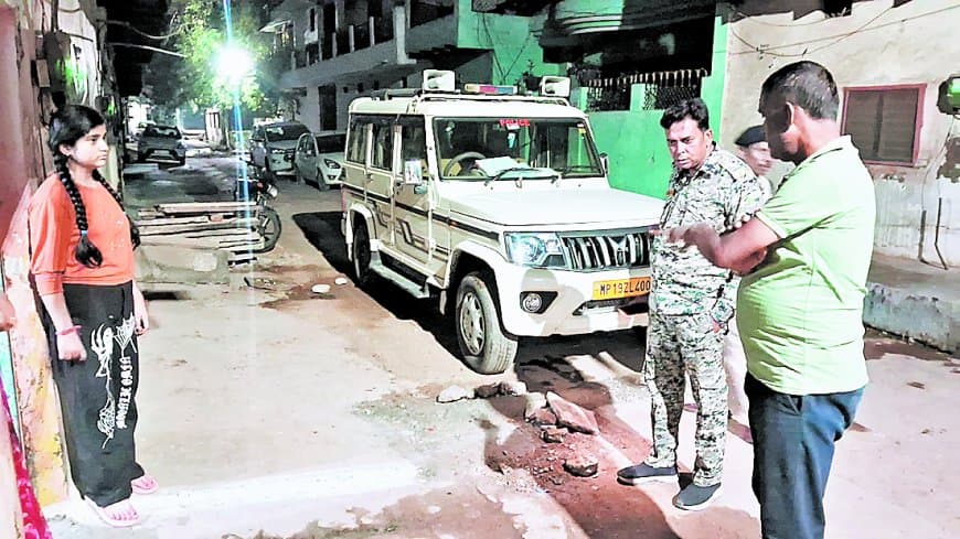 सतना के घूरडांग में आधी रात घर पर पथराव, दरवाजा तोड़ा, फायरिंग के आरोप में चार नामजद सतना के घूरडांग में आधी रात घर पर पथराव, दरवाजा तोड़ा, फायरिंग के आरोप में चार नामजद